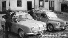 Chavales con coches (hacia 1960)